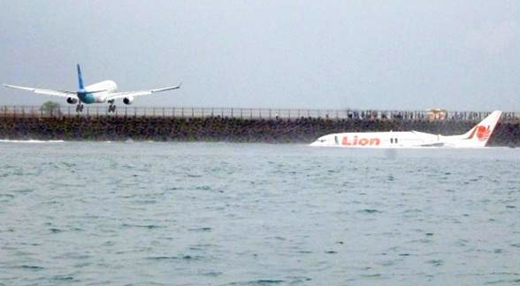 Bali-Lion Air lands in sea-03